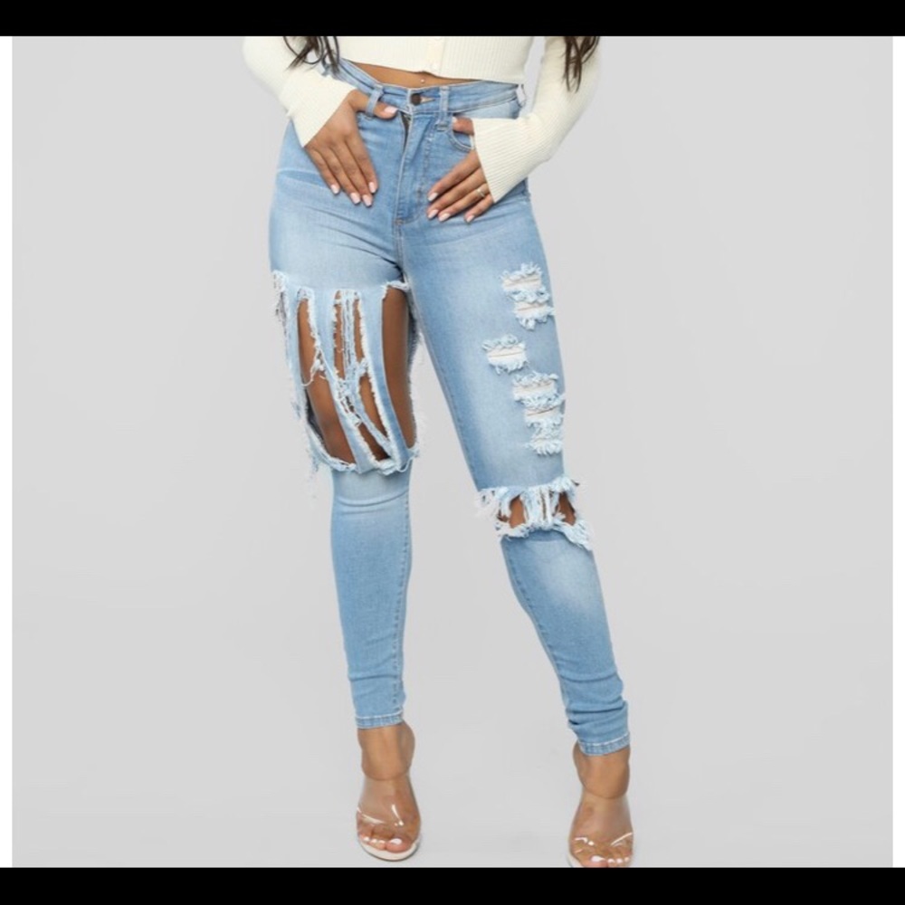 Fashion Nova ripped skinny jeans (SIZE 3)
